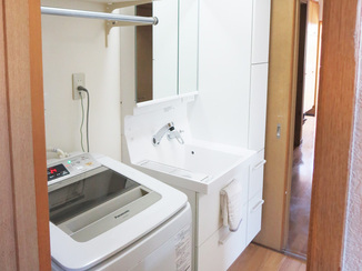 バスルームリフォーム 洗濯機を洗面所へ。収納も増え、使いやすくなった洗面スペース