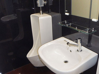 トイレリフォーム 黒い壁パネルで掃除がしやすくシックな雰囲気のトイレ