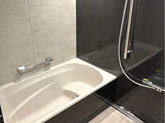 バスルームリフォーム 清掃性と高級感を両立したシックなバスルーム