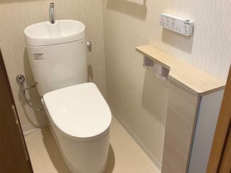 トイレリフォーム トルネード洗浄でお掃除の手間を軽減＆収納も充実したレストルーム